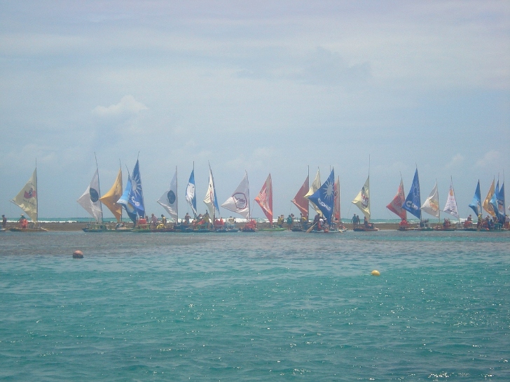 Jangadas no recife em frente à praia de Porto de Galinhas