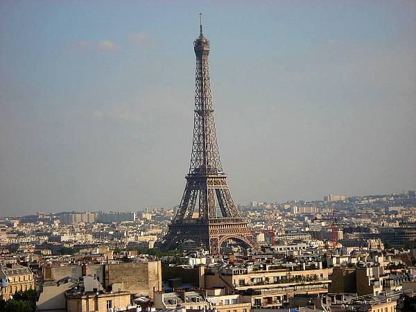 Foto da Torre Eiffel vista de cima do Arco do Triunfo