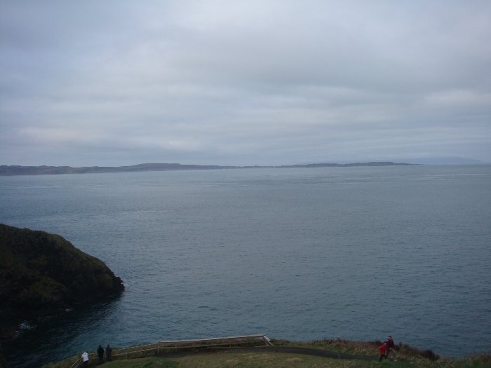Ao norte da Irlanda, o mar de águas claras
