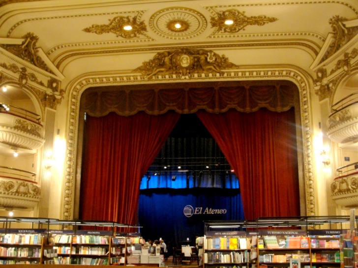 Foto da Livraria Ateneu na Av. Santa F�, antigo teatro