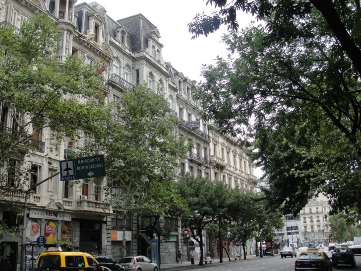 Av. De Mayo com seus prédios de arquitetura que lembra Paris