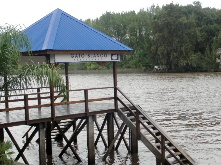 Restaurante Gato Blanco no Delta do Tigre.