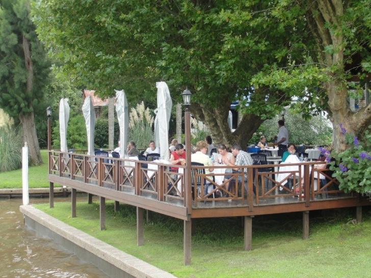 O local do restaurante Gato Blanco, � beira do rio, � muito agrad�vel