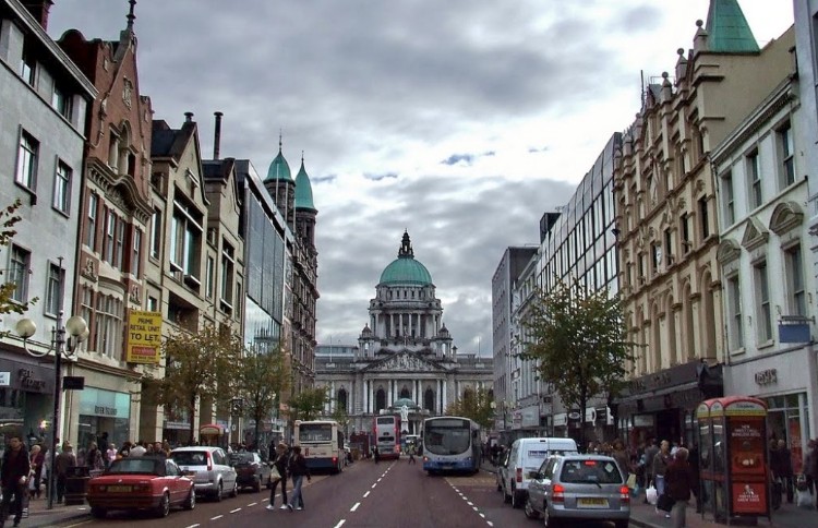 Centro de Belfast com o City hall ao fundo
