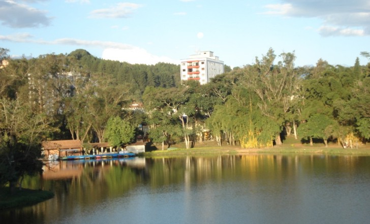 Lago no Parque das guas de Caxambu