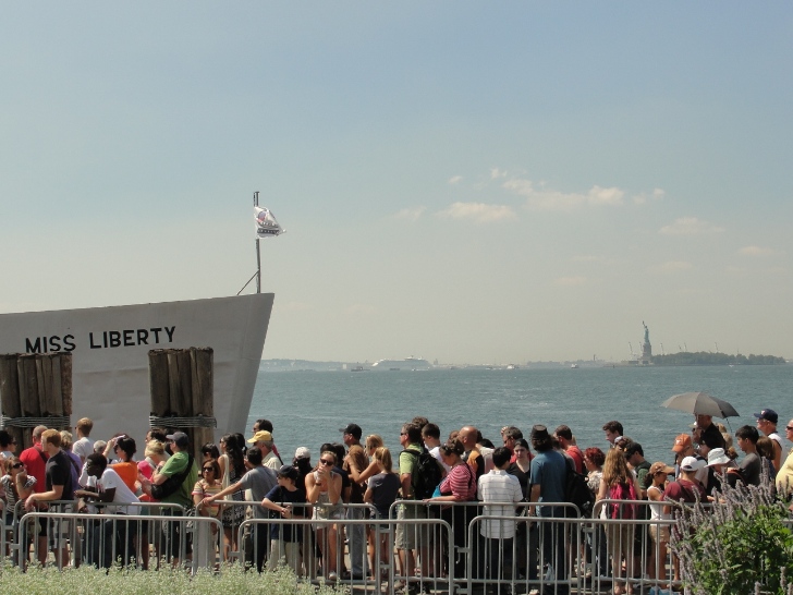 Fila para pegar embarca��o para a ilha onde est� a Est�tua da Liberdade