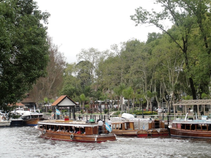 Diversas op��es de barcos no Delta do Tigre