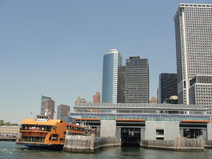 Foto do terminal de embarcaes para Ellis Island. Os barcos so gratuitos e passam perto da Esttua da Liberdade.