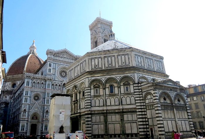 Foto da Piazza del Duomo com Batistério em primeiro plano e Catedral de Maria Del Fiore ao fundo