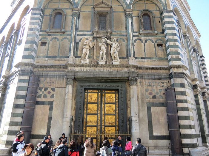 O Batistério é famoso por suas portas de Bronze