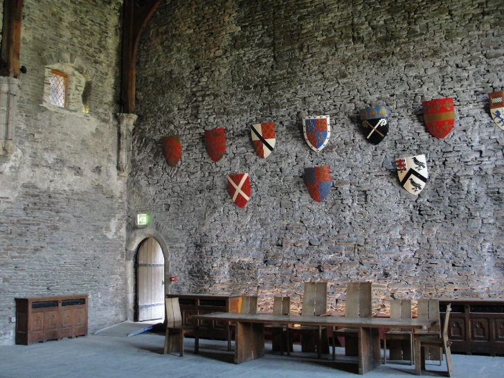 Salo de banquetes no interior das muralhas do castelo de Caerphilly.