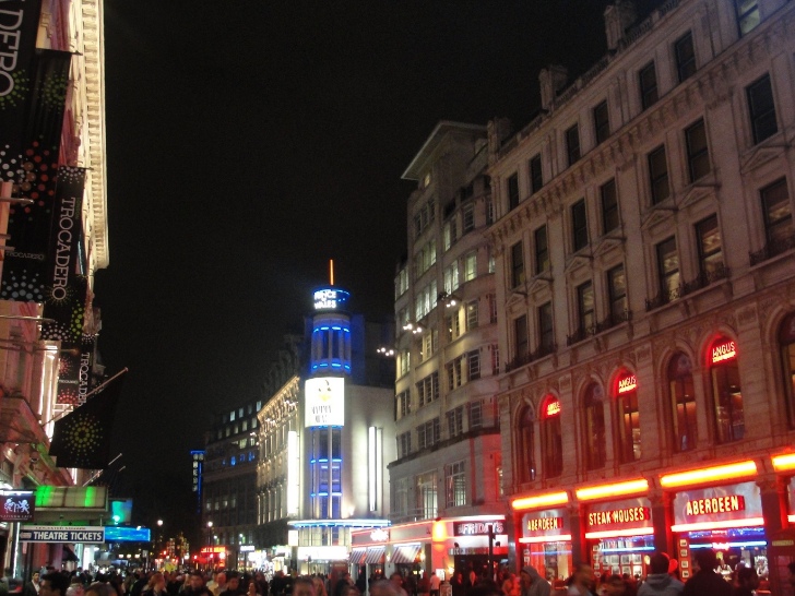 Região da Piccadilly Circus, centro da agitação noturna em Londres