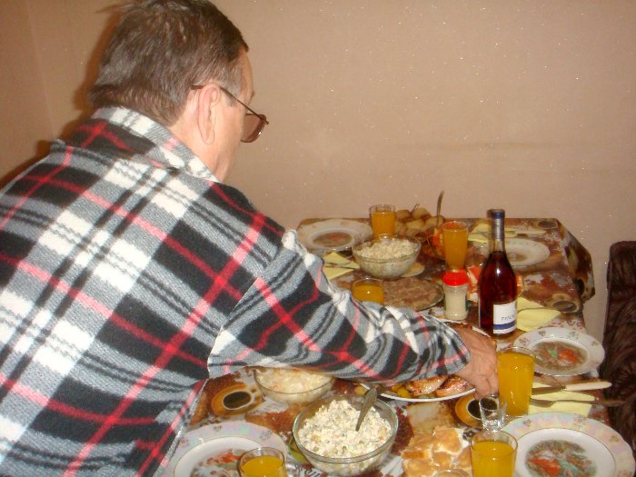 Numa típica casa russa, a preparação do jantar