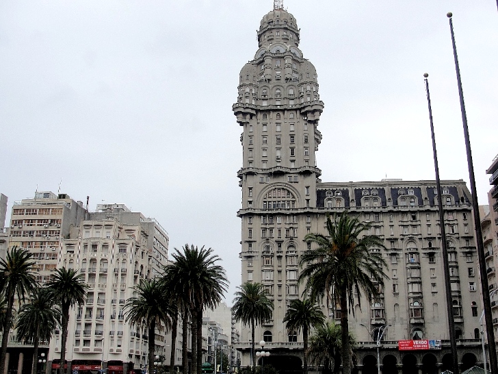 Foto do Palcio Salvo em Montevidu