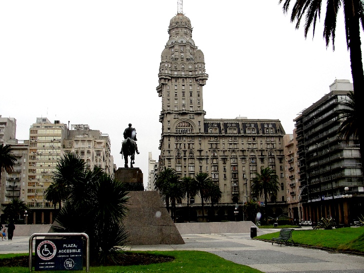 Foto da Plaza Independência com Palácio Salvo em Montevidéu