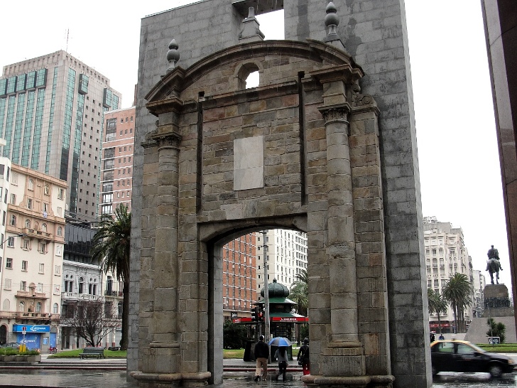 Portal entrada da Cidad Vieja, o que sobrou de uma muralha derrubada em 1829 que protegia a antiga Montevidéu.