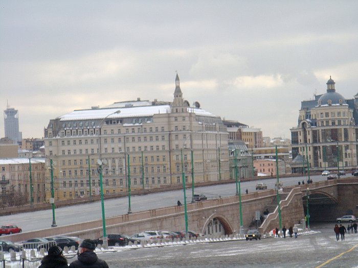 Nas proximidades da praça vermelha, a ponte sobre o rio Moscou