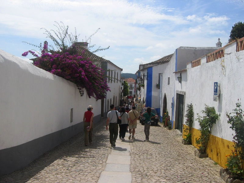 Uma das estreitas ruas da Vila de Óbidos