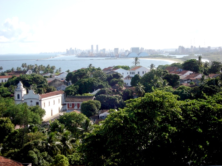 Foto da alto da S, um dos pontos tursticos de Olinda. Ao fundo prdios da vizinha Recife.
