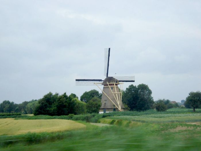 Moinho de vento no caminho entre Amsterdam e Bruxelas