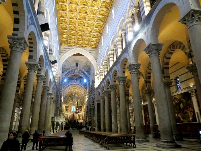 Foto do interior da Catedral de Pisa