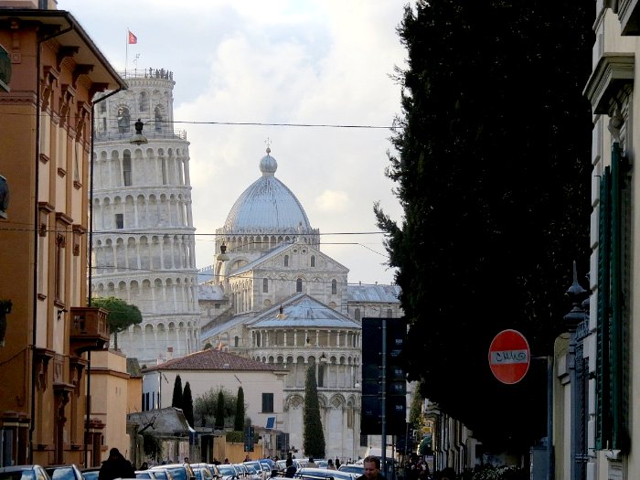 Chegando à Piazza dei Miracoli: Torre e Catedral ao fundo