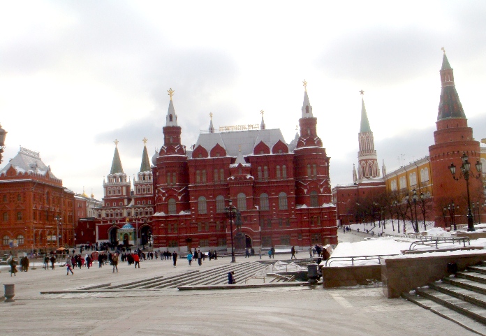Saindo do Metr e j avistando a entrada da Praa Vermelha/Kremlin
