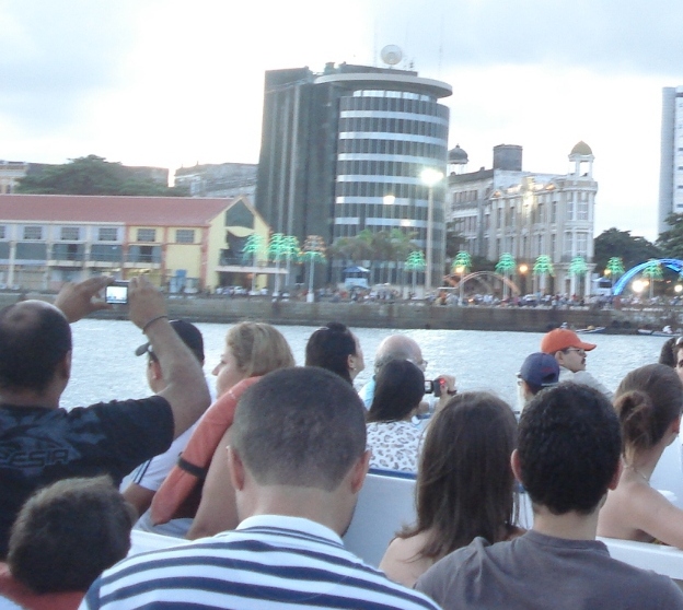 Catamar� passando pela Pra�a do Marco Zero.