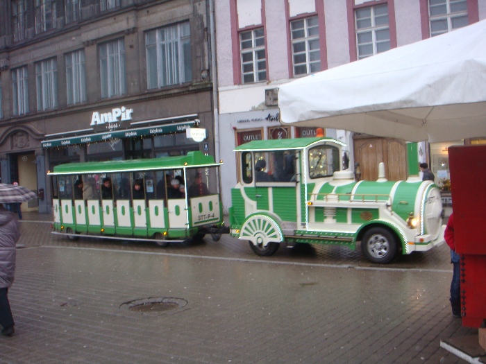O pequeno trem que faz ummini-tour pelas ruas do centro antigo de Riga