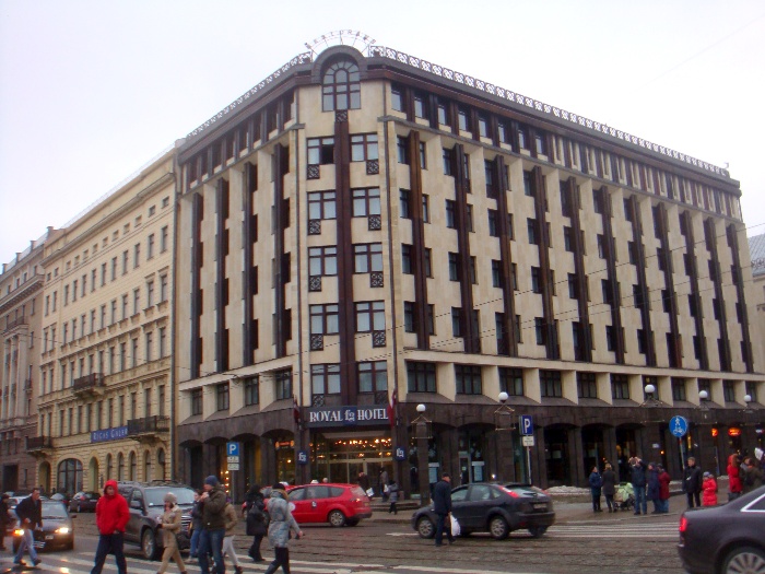 No centro antigo, mais um dos luxuosos hotéis de Riga