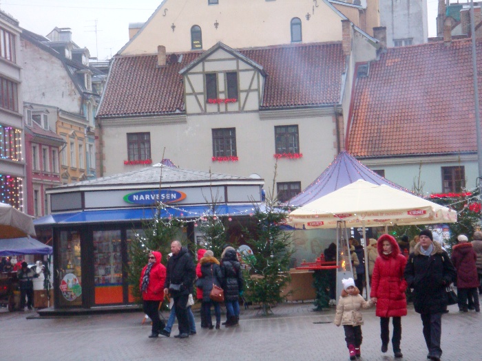 Praça no centro histórico de Riga, com suas casas típicas