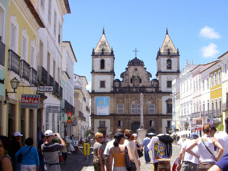 Terreiro de Jesus e Igreja de S�o Francisco no Centro Hist�rico de Salvador. Foto de joquerollo modificada por Fulviusbsas