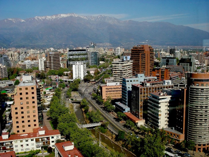 A cidade de Santiago com os Andes ao fundo