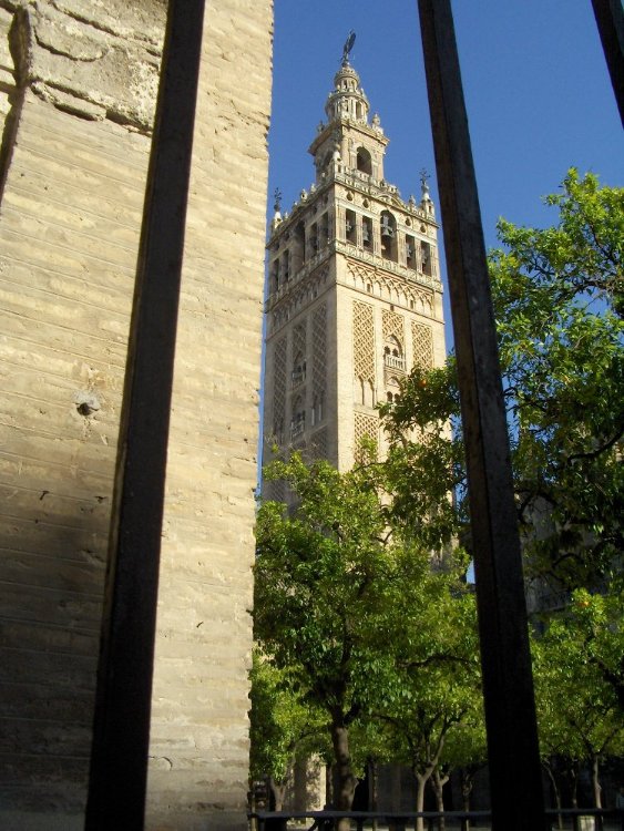 La Giralda com a catedralde Santa Maria de Sevilha ao fundo