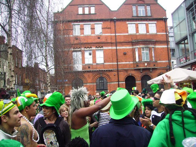 Celebração do Saint Patrick's Day em Temple bar, área dos Pubs