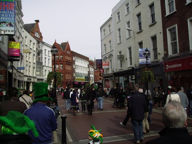 Celebração do Saint Patrick's Day em Grafton street, rua de pedestres em Dublin.