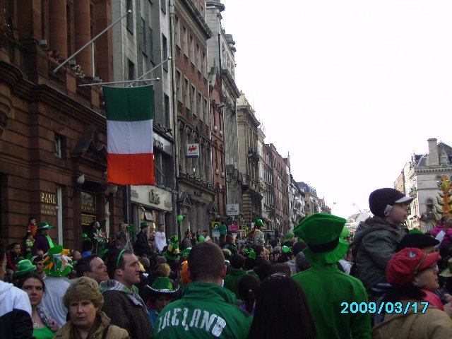 Público assistindo a celebração do Saint Patrick's Day