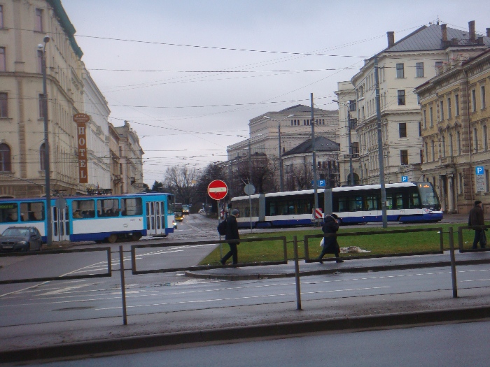 Em uma importante avenida de Riga, o encontro dos elétricos (o moderno e o antigo) com o ônibus