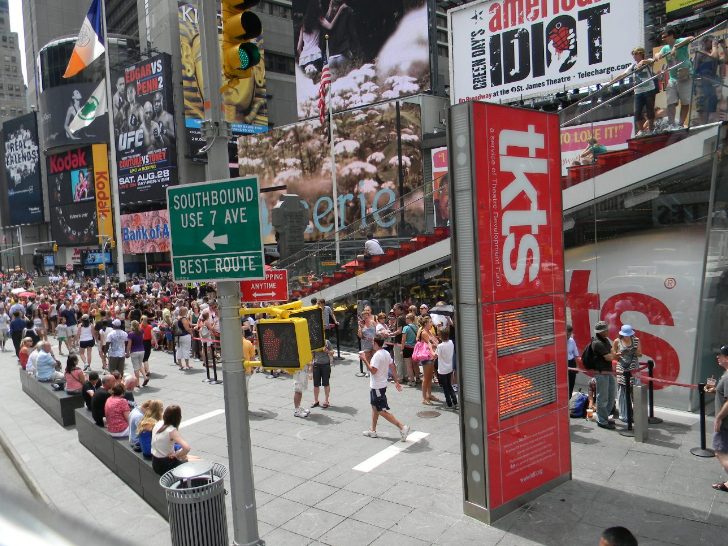 Fila no comeo da tarde para comprar ingressos de peas na Broadway