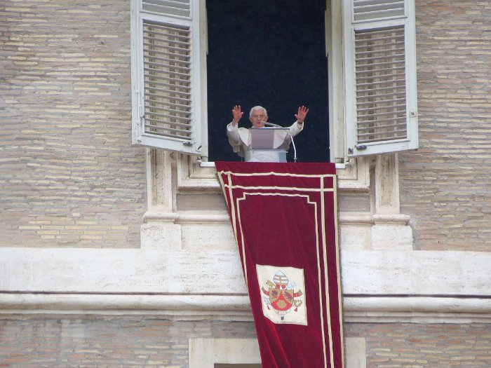 Benção Papal aos Domingos. Papa Bento XVI.