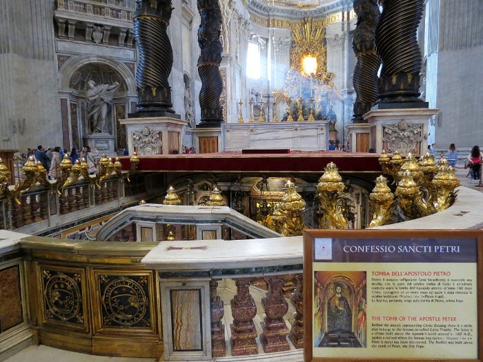 Outra foto do túmulo de São Pedro com o altar ao fundo.