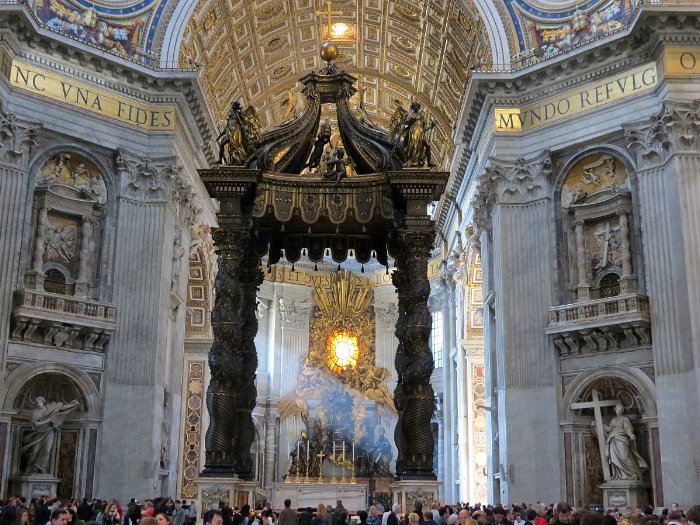 Vista mais ampla do altar da Basílica de São Pedro mostrando sua grandiosidade.