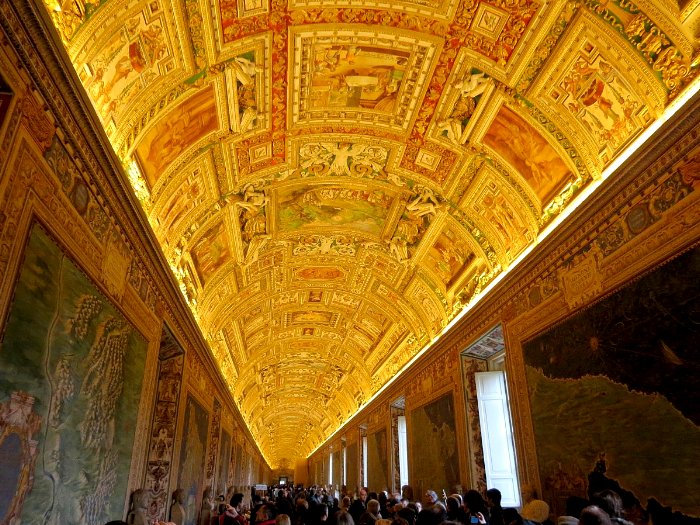 Além das obras de arte, podemos admirar os belos tetos dos Museus do Vaticano.