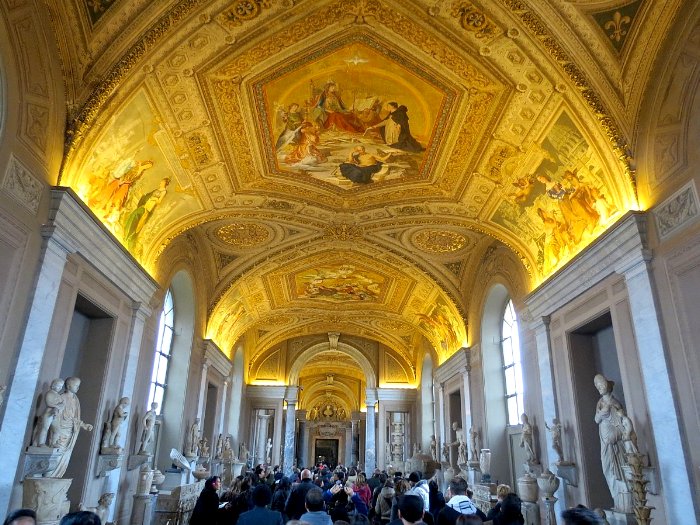 Os Museus do Vaticano costumam ser lotados. É preciso seguir a multidão em meio as esculturas.
