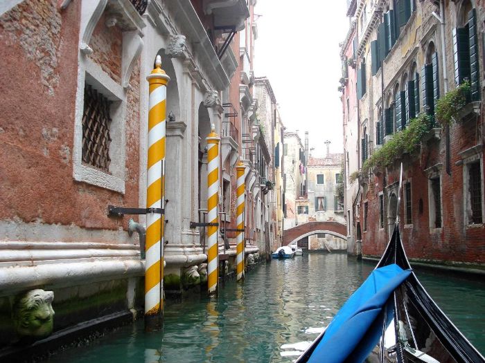 Passeio de gôndola pelos canais de Veneza