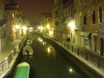 Canais de Veneza à noite