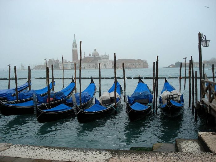 Gôndolas nos canais de Veneza