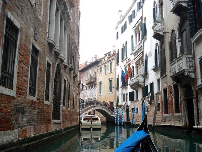 Passeio de gôndola pelos canais de Veneza
