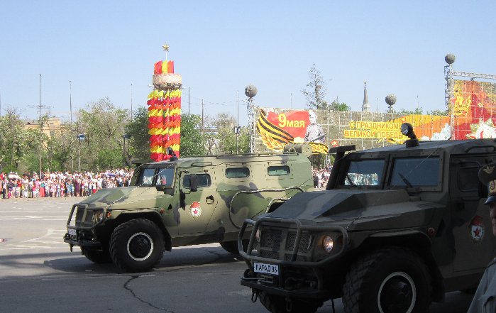 Carros do exército se preparam para o desfile